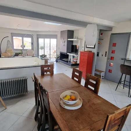 Lovely Maisonette شقة *